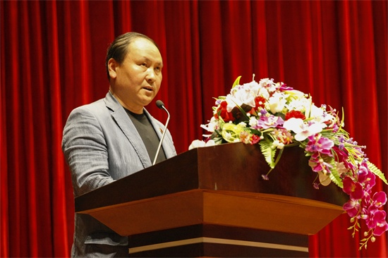 6吉林动画学院副校长张砚为宣读《关于成立吉林动画学院创新创业工作领导小组的决定》.jpg