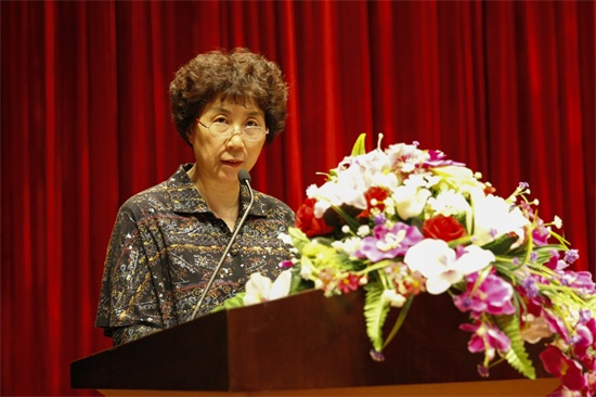 4吉林动画学院副校长朱莉宣读《关于公布2015年度省级和校级大学生创新创业训练计划项目名单的通知》.jpg