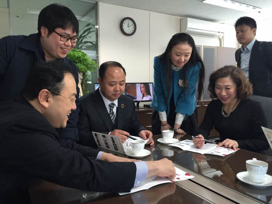 考察团在了解CU媒体公司.jpg