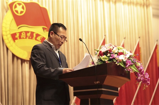 4资格审查委员会副主任张盛在“双代会”预备会上作代表资格审查报告.jpg
