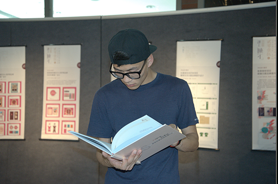 学生们欣赏毕业生创作成果.jpg