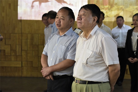 董事长郑立国和调研组组长王佐书参观学校校史馆.jpg