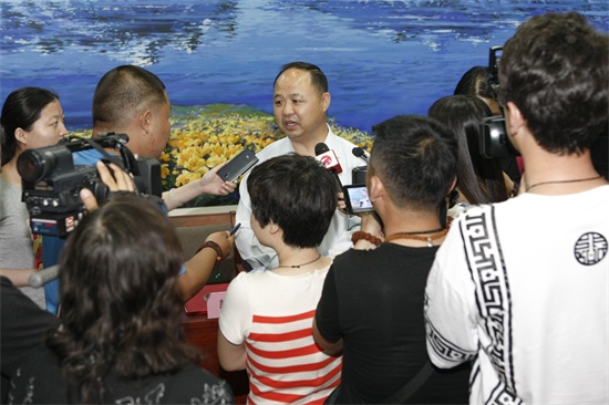 王吉林动画学院董事长、校长郑立国接受媒体采访.jpg