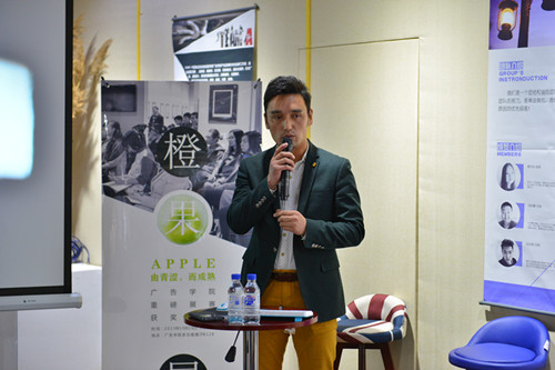 5. 实训中心副主任商继春进行产业平台视频内容制作工作室介绍_副本.jpg