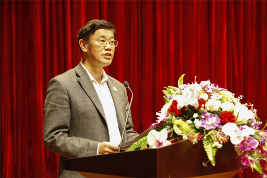 5吉林动画学院党委副书记、副校长岳学军主持大会.jpg
