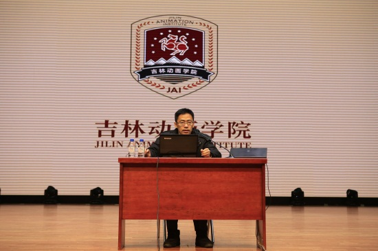 芦东昕在宣讲会上为学生创业团队提出建议.JPG