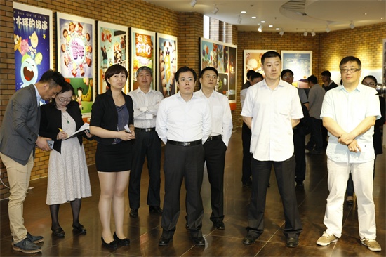 7吉林省发展改革委主任姜有为一行观看广告学院广告作品.jpg
