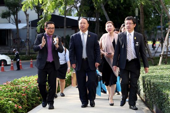 ②曼谷大学代表向郑立国校长介绍校园环境.jpg