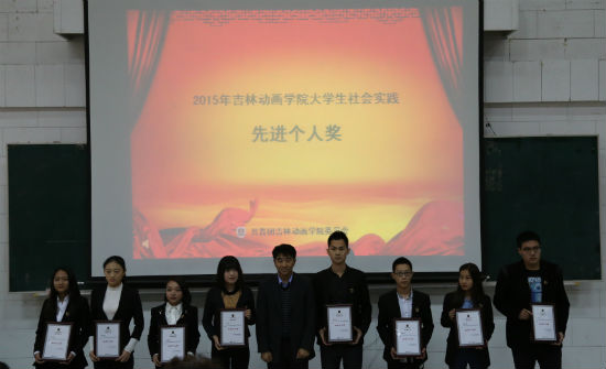7学校副校长兼文化产业管理学院院长蒙一丁为获得先进个人代表颁奖.jpg