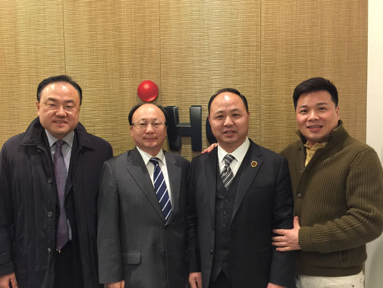 考察团在SidusHQ总社与总社董事长郑勋卓(右一)、社长田龙宙(左一)留影.jpg