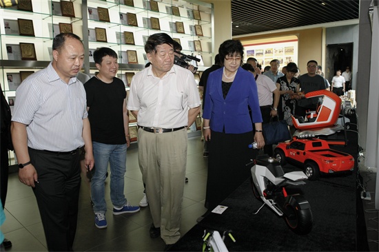 8调研组参观我校学生优秀工业设计作品.jpg