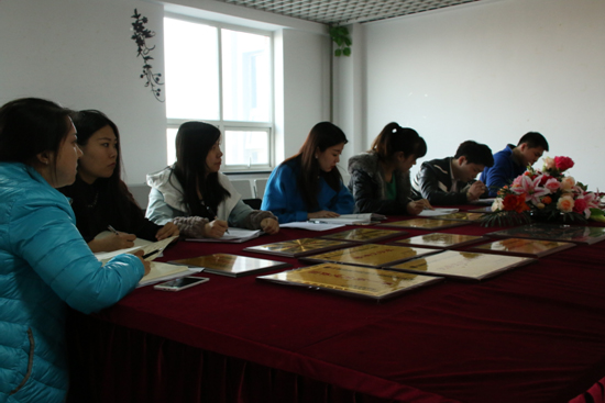 2与会人员讨论学习.jpg