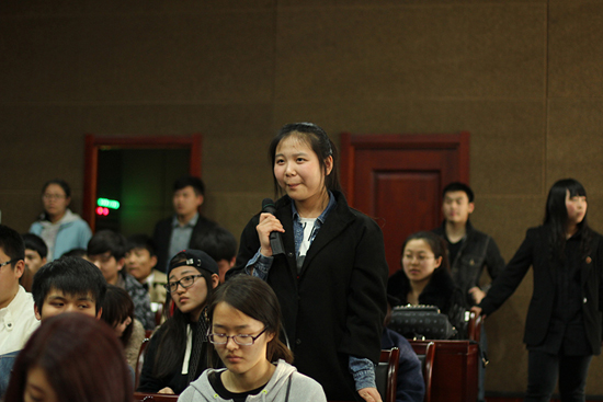 6学生踊跃提问1.jpg
