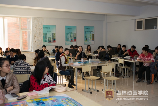 仲晓玲教授在对学生的作业进行点评(2).jpg