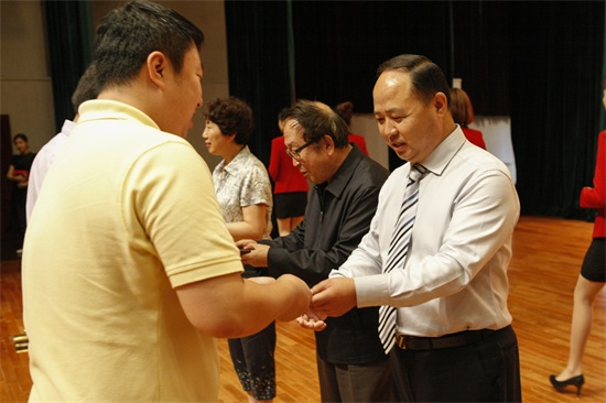 董事长、校长郑立国为优秀共产党员颁发证书.jpg