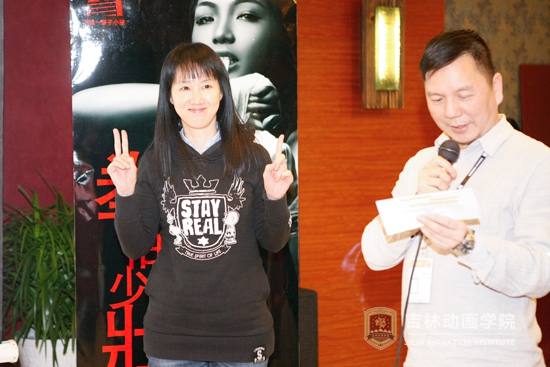 5-主持人介绍台湾电通执行创意总监周丽君女士.jpg