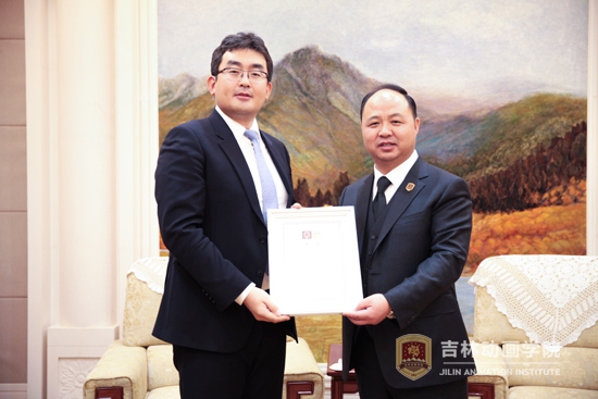 7董事长郑立国为韩国Smile-Gate游戏公司理事孙世辉颁发客座教授聘书.jpg