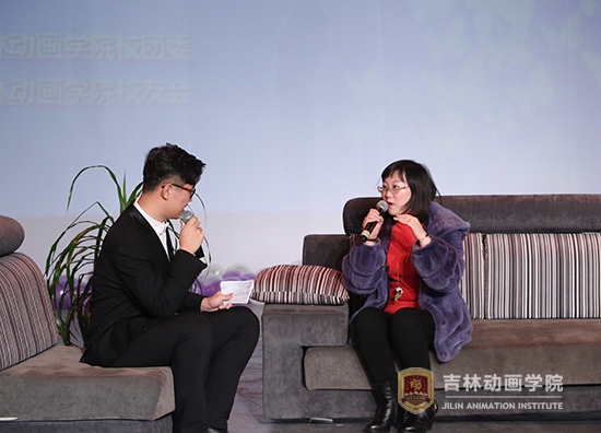 1(1)曲芸赫学姐向现场讲述自身就职经验.jpg