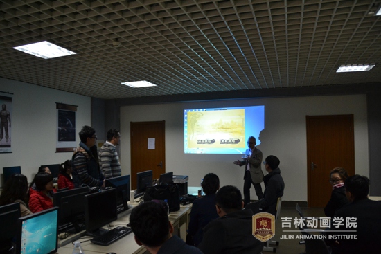 (3)川村顺一教授在游戏平台给学生作品进行指导.jpg