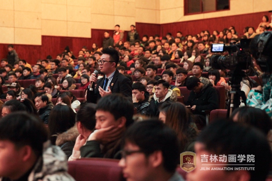 9-学院国际交流与合作中心老师在现场提问.jpg