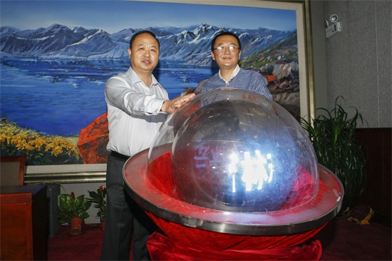 王吉林动画学院董事长、校长郑立国,完美世界CDO 祖龙娱乐科技有限公司CEO李青共同按下启动球.jpg
