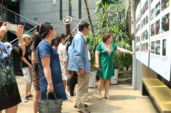 1.黑龙江省民办高校馆长观看回顾展.JPG