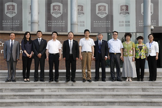 学校领导和专家合影.jpg