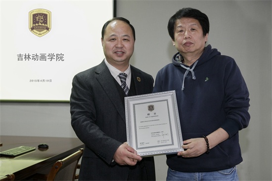 于记伟导演接受客座教授聘书并与董事长合影.jpg