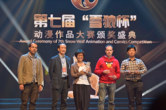 嘉宾为获奖选手颁奖3 张亚东.JPG