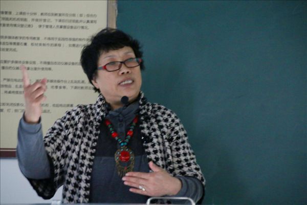 谢燕南教授在进行精彩的招生宣讲.jpg