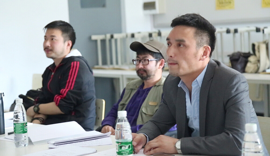 答辩组教师认真听取毕业生毕业设计阐述1.jpg