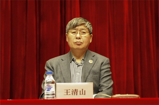 3吉林动画学院党委书记王清山宣读《关于成立吉林动画学院创新创业中心的决定》.jpg