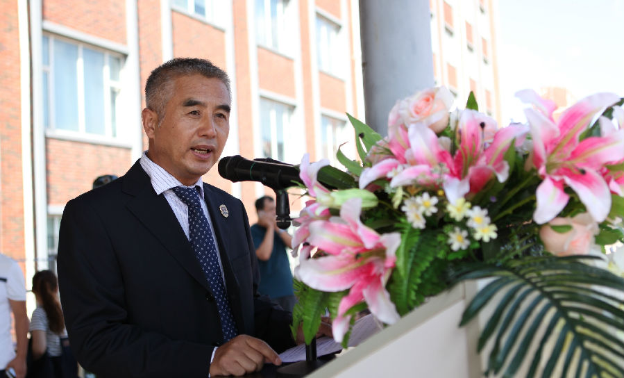 学工部副部长盖凤明主持开营仪式(刘华清 摄).jpg
