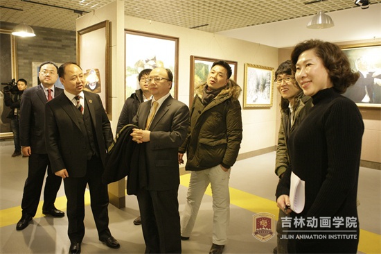 13韩国代表在董事长办公室欣赏艺术作品 王德雨摄.JPG