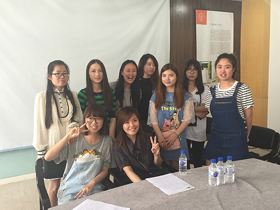 刘老师与座谈学生合影.jpg