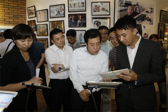 5吉林省发改委主任姜有为对游戏学院展台自主研发的手游饶有兴趣.jpg