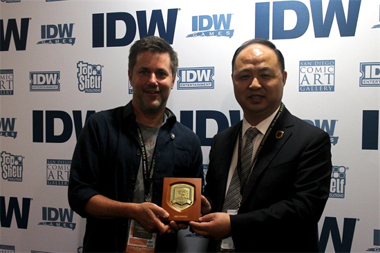 与美国IDW出版集团创意总监克里斯合影.JPG