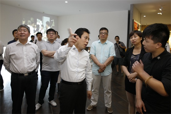 4吉林省发改委主任姜有为详细询问了刘震同学的创业项目“720度空中全景展示服务”.jpg