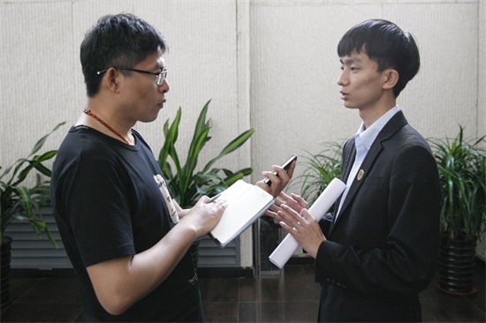 优秀创新创业项目学生代表刘震接受新闻媒体采访.jpg